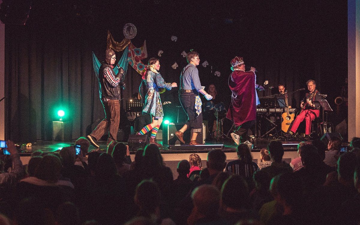 Talkrunden, Konzerte, Theater und Party