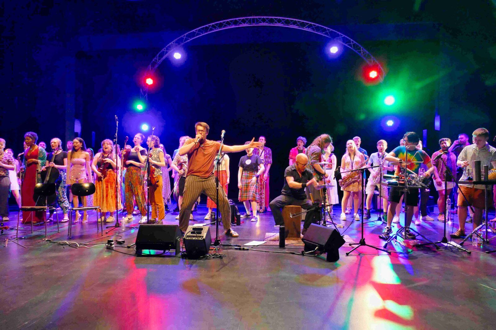 John Broughton's Conservatoire Folk Ensemble, am Gesang Isaac Boulter
